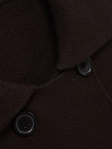 Détail d'un pull en maille marron foncé avec col à revers, boutons et texture côtelée
