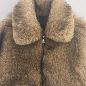 Veste chic en fausse fourrure marron pour femme avec grand revers et zip en métal argenté