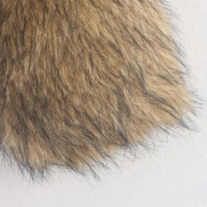 Veste en fausse fourrure bicolore marron et noire avec une texture douce et élégante