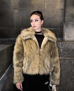 Détail d'une veste en fausse fourrure marron avec revers larges et texture douce en ville