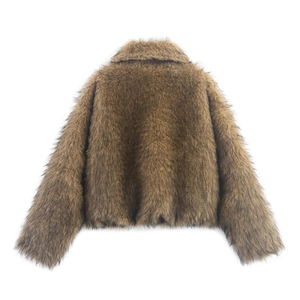 Vue arrière détaillée d'un manteau en fausse fourrure pelucheuse marron au design doux