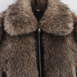 Braungraue Webpelzjacke mit großem Revers und Metallreißverschluss für den Winter