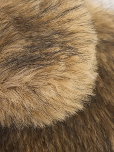 Gros plan détaillé sur la texture de la veste en fausse fourrure marron clair et noir
