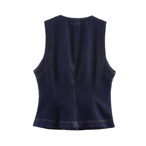 Detailansicht der Rückseite einer dunkelblauen Denim-Weste mit gelben Kontrastnähten im Slim Fit