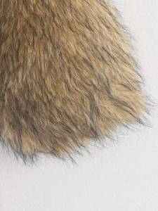 Gros plan de la texture de fausse fourrure épaisse en marron et noir pour veste d'hiver