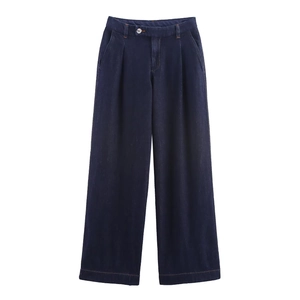Detail der High-Waist-Jeans mit weitem Bein in Dunkelblau mit Falten und einem Metallknopf