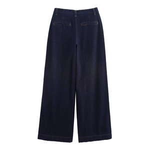 Detailansicht der Rückseite der dunkelblauen High-Waist-Jeans mit weitem Bein und Taschen