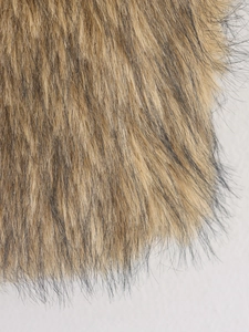 Vue macro de la fausse fourrure brun clair avec pointes noires et texture épaisse