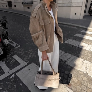 Veste femme en suédine marron style urbain avec poches et pattes d'épaule