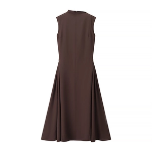 Détail macro de la robe sans manches marron foncé avec plis et silhouette évasée