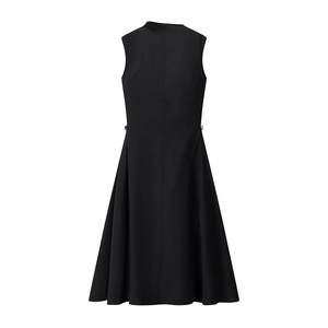 Détail de la robe noire sans manches avec boucle métallique et taille ajustée