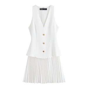 Détail de la robe blanche sans manches à décolleté en V profond avec boutons dorés