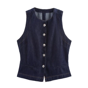 Schlank geschnittene dunkelblaue Jeansweste mit Kontrastnähten und Metallknöpfen auf Weiß
