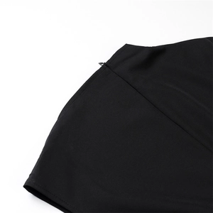 Détail de la fermeture éclair invisible et des coutures sur le tissu de la robe noire