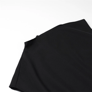 Gros plan sur la fermeture éclair invisible d'une robe noire sans manches ajustée