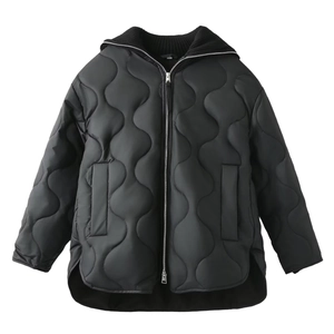 Détail de la veste matelassée noire avec col en tricot côtelé et fermeture éclair argentée