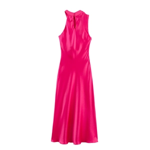 Robe midi élégante en satin rouge rose à licou sans manches au fini soyeux