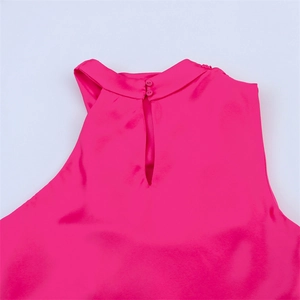 Robe sans manches fuchsia élégante avec détail goutte au dos et tissu satiné lisse