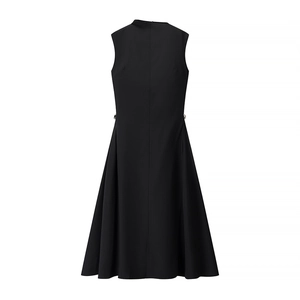 Robe noire trapèze sans manches avec col montant et boucles en métal à la taille