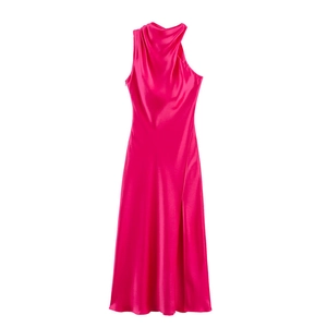 Robe midi élégante en satin fuchsia avec col bénitier et fente latérale chic