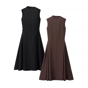 Robe trapèze sans manches élégante avec col montant et boucle en métal en noir et marron
