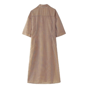 Détail de l'empiècement arrière et du pli plat sur cette robe chemise à rayures