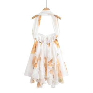 Détail de robe dos nu à volants avec imprimé floral jaune et design élégant à nouer