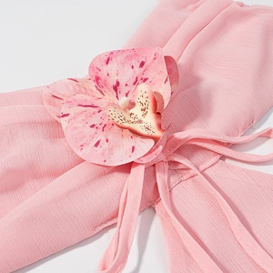 Detail des rosa Chiffonkleids mit zarten Orchideen-3D-Blüten und Schnürträgern