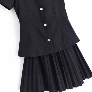 Ensemble deux pièces noir pour femme avec haut à manches courtes et jupe plissée taille haute