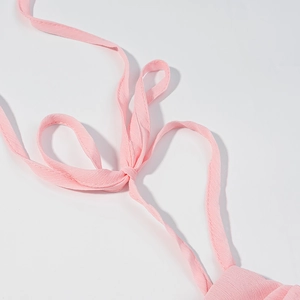 Detailaufnahme der rosa Kleidträger mit gestreifter, plissierter Chiffon-Struktur