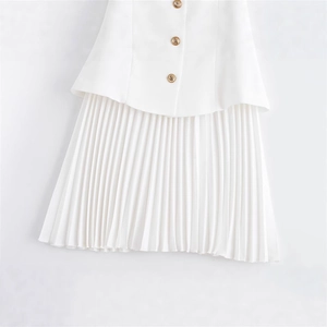 Robe blanche ajustée pour femme avec boutons dorés et détails d'ourlet plissé