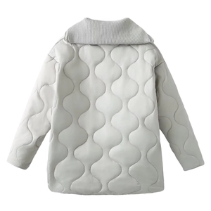 Vue arrière d'un manteau matelassé gris clair avec col en tricot et fermeture éclair