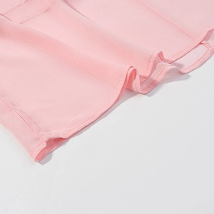 Makro-Detail des rosa Chiffonstoffs mit feinen Texturen und Rollsaum-Nähdetails