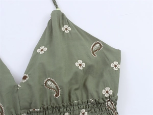 Detailaufnahme des armygrünen Kleides mit Boho-Stickerei und gesmoktem Oberteil-Design