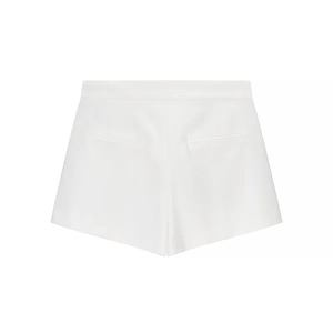 Rückansicht weißer High-Waist-Shorts mit symmetrischen dekorativen Paspeltaschen