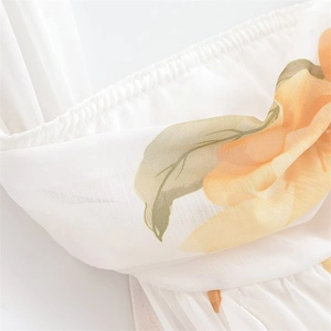 Détail du tissu en mousseline à fleurs jaunes avec des coutures élastiques froncées
