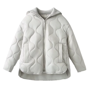 Manteau matelassé gris clair pour femme avec capuche et surpiqûres ondulées chic