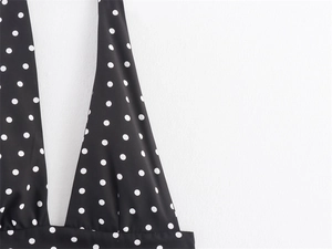 Dettaglio del tessuto a pois bianchi e neri con cuciture di alta qualità sul vestito