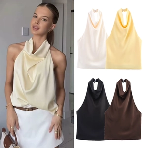 Detail der rückenfreien Neckholder-Form und seidigen Satin-Textur des Damen-Sommertops