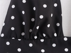 Vista dettagliata del tessuto a pois bianco e nero con eleganti pieghe texture