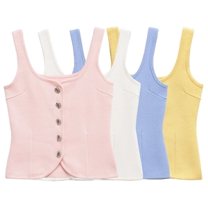 Dettaglio di top in maglia multicolore con bottoni decorativi argentati a forma di cuore