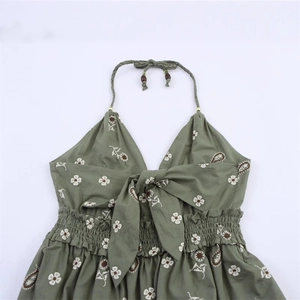Armeegrünes Neckholder-Top mit weißer Blumenstickerei und großer Schleife vorne