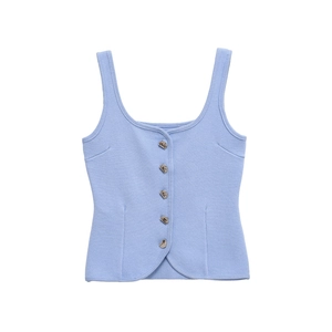 Vista dettagliata del gilet in maglia azzurro con bottoni metallici argento irregolari