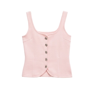Dettaglio del gilet in maglia rosa chiaro con bottoni in metallo argentato a cuore