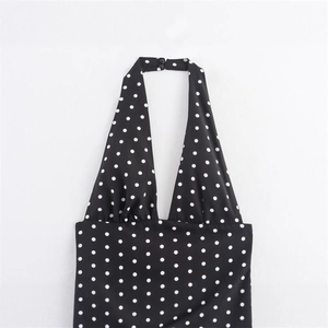 Abito nero a pois con scollo all'americana e profondo scollo a V con bottoni