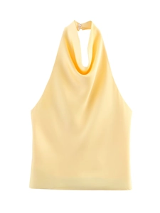 Détail du top dos nu en satin jaune avec col bénitier et texture soyeuse de haute qualité