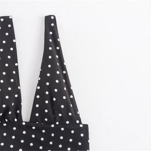 Abito casual attillato a pois bianchi e neri con scollo a V per donne