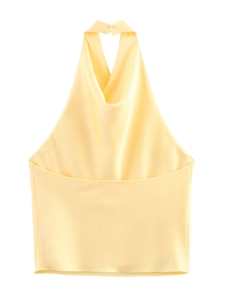Details des Satin-Neckholder-Tops mit elegantem Wasserfallausschnitt und glänzendem Stoff
