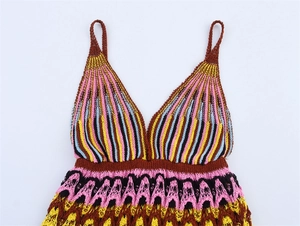 Gros plan sur une robe en maille bohème aux rayures colorées et détails crochetés ajourés
