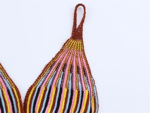 Détail des bretelles en maille crochetée multicolore et de la texture du tissu bohème